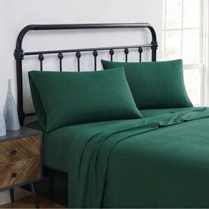 TRULY SOFT NWT solid flannel sheet set -green -queen